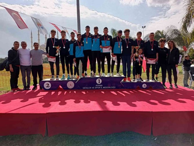 Atletler Okullar Arası Kros Şampiyonasında 3 Kupa Kazandı