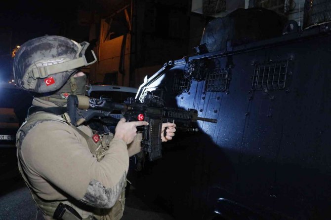Zırhlı Araçla Kapı Açıldı... Adana’da Şafak Vakti Deaş Operasyonu: 3 Gözaltı