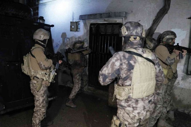 Zırhlı Araçla Kapı Açıldı... Adana’da Şafak Vakti Deaş Operasyonu: 3 Gözaltı