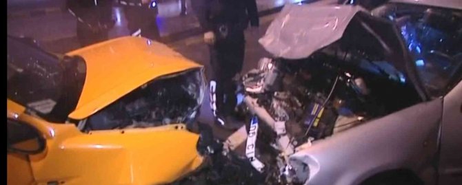 Ankara’da Polisin "Dur" İhtarına Uymayan Sürücü Ters Yönde İlerleyen Başka Bir Otomobille Kafa Kafaya Çarpıştı: 1 Yaralı