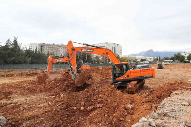 Tıp Fakültesi Otoparkı Temel Kazısı Yüzde 95 Tamamlandı