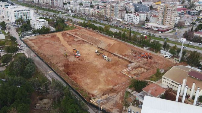 Tıp Fakültesi Otoparkı Temel Kazısı Yüzde 95 Tamamlandı