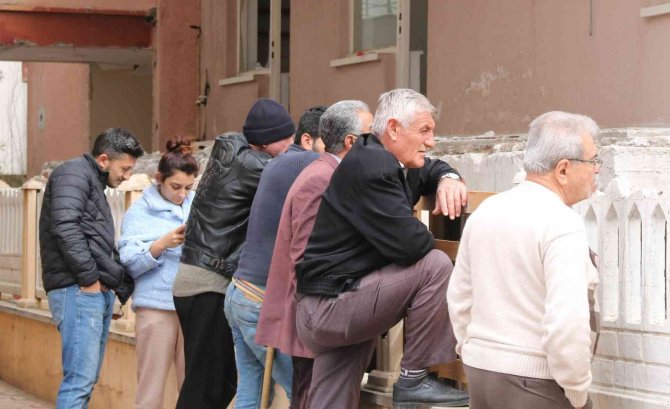 Ceset Üzerindeki Çalışmaları İzlemek İçin İp Gibi Sıraya Dizildiler