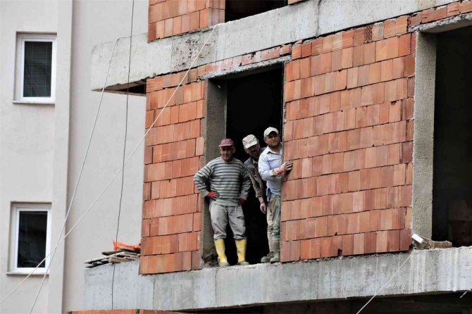 Ceset Üzerindeki Çalışmaları İzlemek İçin İp Gibi Sıraya Dizildiler