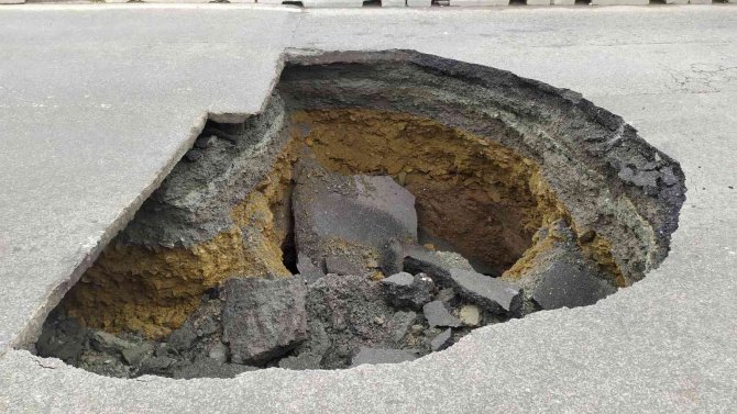 Bağcılar’da Yol Çöktü, 3 Metrelik Çukur Oluştu