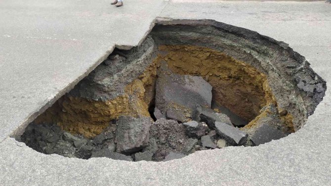 Bağcılar’da Yol Çöktü, 3 Metrelik Çukur Oluştu