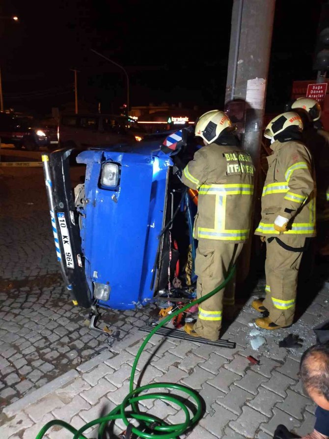 Yoldan Çıkan Kamyonet Direğe Çarptı: 1 Ölü