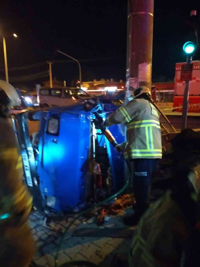 Yoldan Çıkan Kamyonet Direğe Çarptı: 1 Ölü