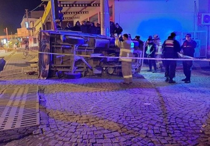 Yoldan Çıkan Kamyonet Direğe Çarptı: 1 Ölü