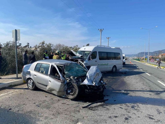 Otomobil Minibüs İle Çarpıştı: 1 Ölü, 5 Yaralı