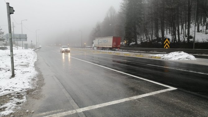Bolu Dağı’nda Hafif Kar Yağışı Ve Sis Etkili Oluyor
