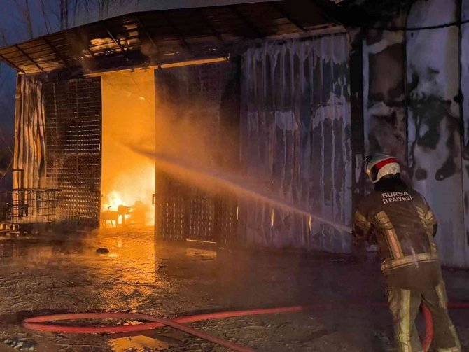 Atık Yağ Fabrikası Alevlere Teslim Oldu, Peş Peşe Patlamalar Korkuttu