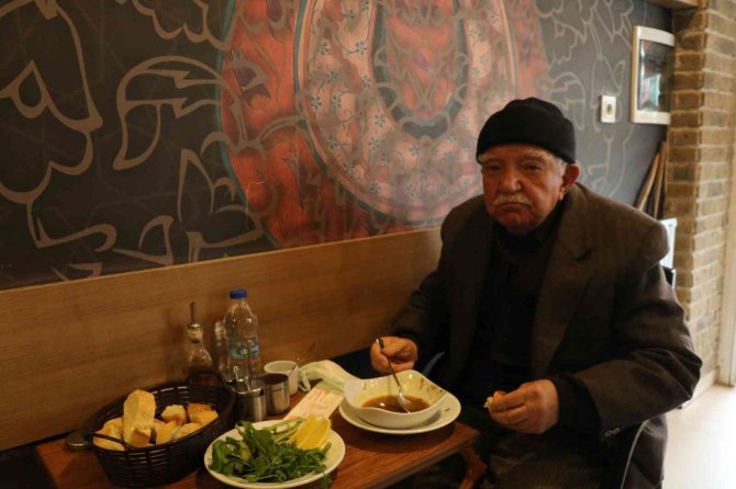 91 Yaşında Hiç Virüse Yakalanmadı, Sırrın Kelle Paçada Olduğunu Söyledi