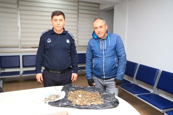 Pazarda Unutulan 9 Kilo Parayı Sahibine Ulaştırdılar