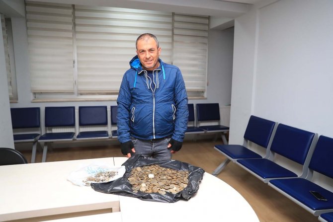 Pazarda Unutulan 9 Kilo Parayı Sahibine Ulaştırdılar