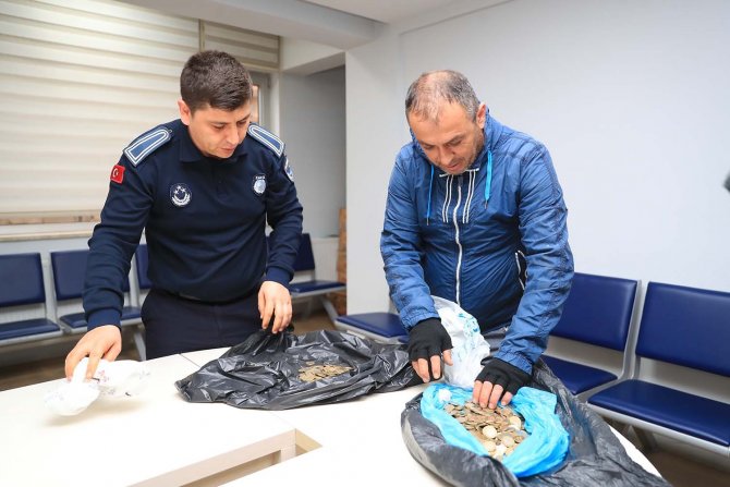 Pazarda Unutulan 9 Kilo Parayı Sahibine Ulaştırdılar