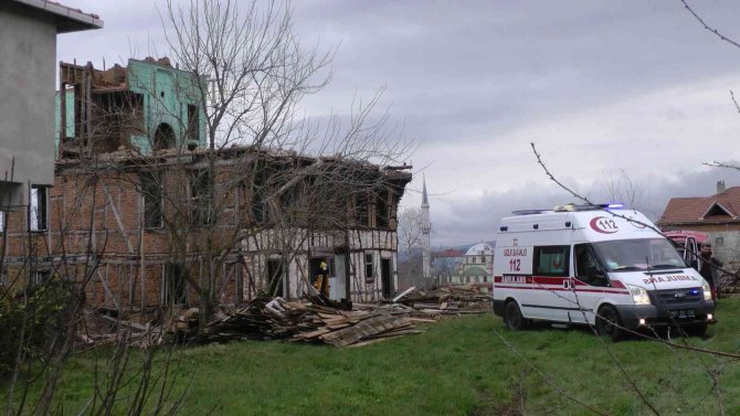 Ahşap Evi Yıkarken Duvarın Altında Kaldılar
