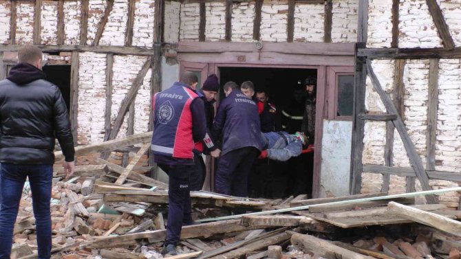 Ahşap Evi Yıkarken Duvarın Altında Kaldılar