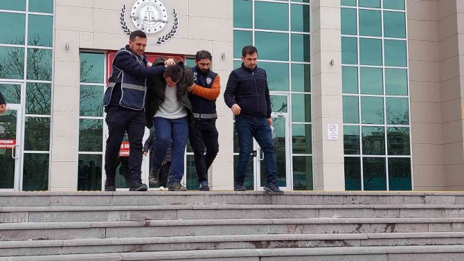 Boşanma Aşamasındaki Eşini 5 Yerinden Bıçakladı