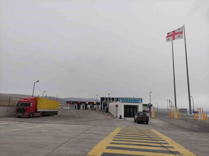 Gürcistan, Sınır Kapılarının Yolcu Trafiğine Açılışını Askıya Aldı