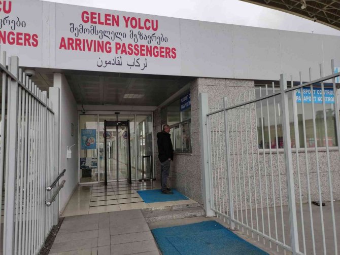 Gürcistan, Sınır Kapılarının Yolcu Trafiğine Açılışını Askıya Aldı