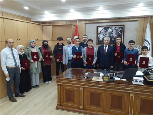 Sınavda Başarılı Olan Öğrencilere Hafızlık Belgeleri Verildi