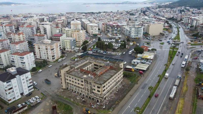 Aliağa’da Eski İş Merkezi Yıkılıyor