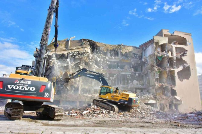 Aliağa’da Eski İş Merkezi Yıkılıyor