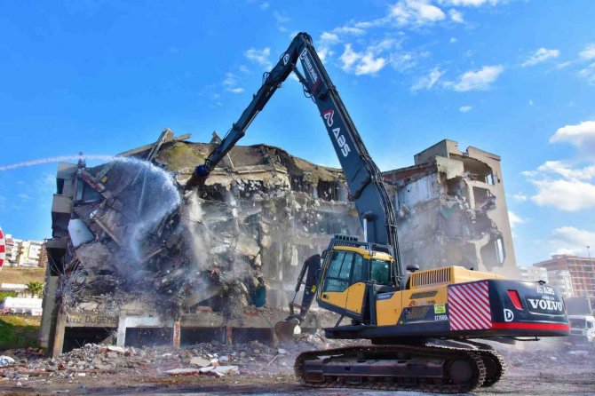 Aliağa’da Eski İş Merkezi Yıkılıyor