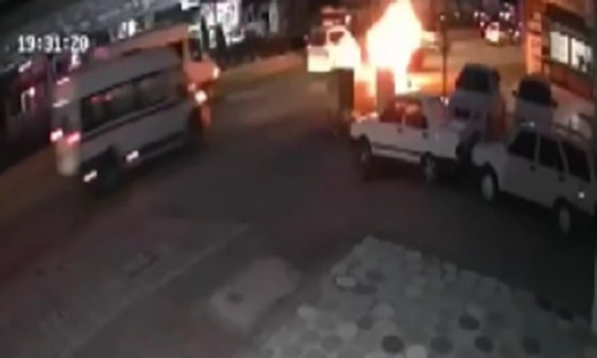 Seyir Halindeki Otomobilin Alev Alma Anı Kamerada