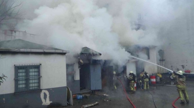 Kağıthane’de Yangın Paniği: İ̇şyerinin Çatısı Alev Alev Yandı
