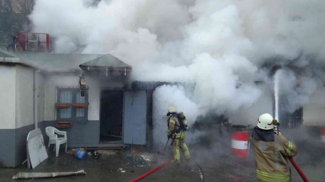 Kağıthane’de Yangın Paniği: İ̇şyerinin Çatısı Alev Alev Yandı