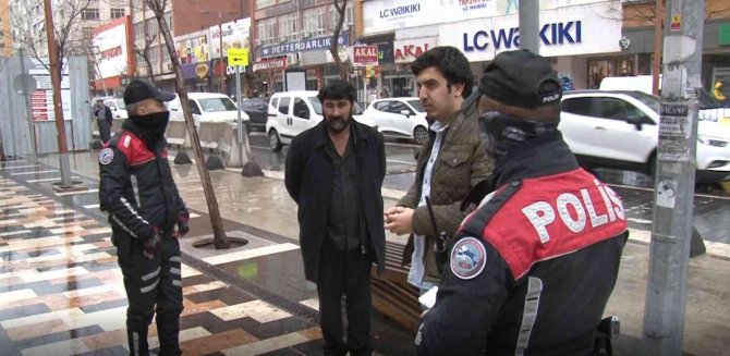 "Ailene Büyü Yapılmış" Deyip Para İsteyen Adamı Polise Yakalattı
