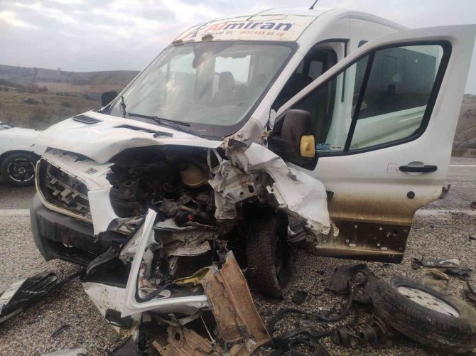 Minibüs İle Otomobil Çarpıştı: 1’i Ağır 4 Yaralı