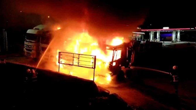 Kırıkkale’de Sabaha Karşı Sıcak Dakikalar: 3 Tır Alevlere Teslim Oldu