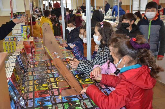 Yazarlar Ve Okuyucular Kitap Fuarı’nda Buluştu