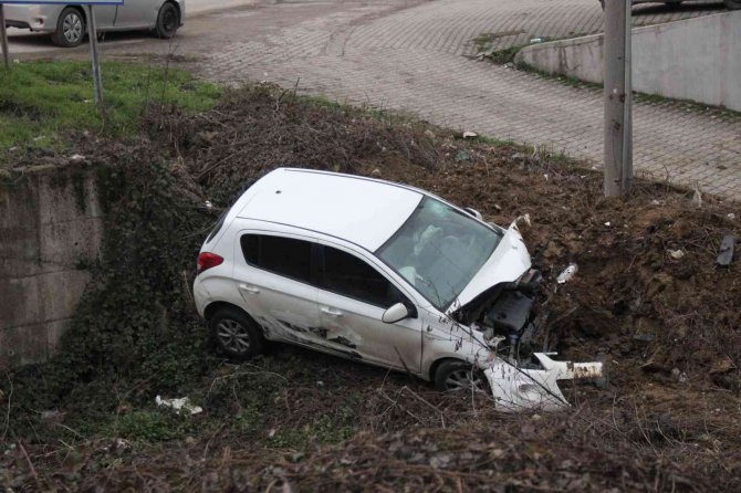 Otomobilinin Kontrolünü Kaybedince Dereye Uçtu: 1 Yaralı