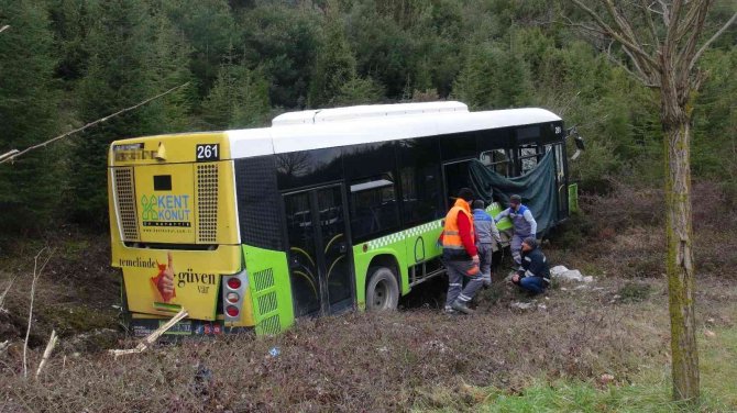Yoldan Çıkan Yolcu Otobüsü Ormanlık Alana Uçtu: 2 Yaralı
