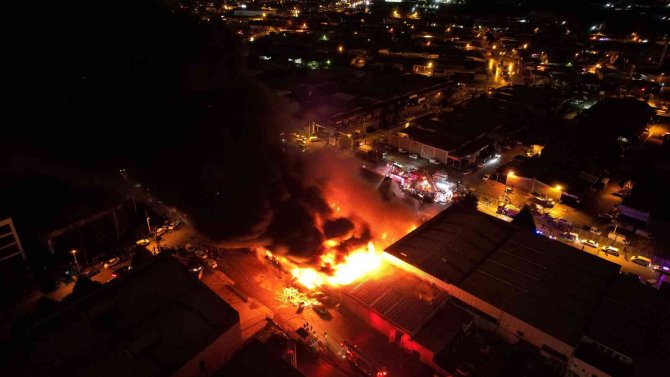 Kocaeli’de Bir İş Yerinde Çıkan Ve 6 İş Yerine Sıçrayan Yangın Havadan Görüntülendi
