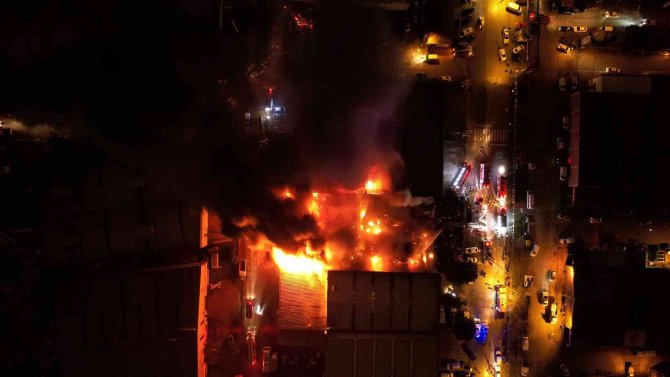 Kocaeli’de Bir İş Yerinde Çıkan Ve 6 İş Yerine Sıçrayan Yangın Havadan Görüntülendi