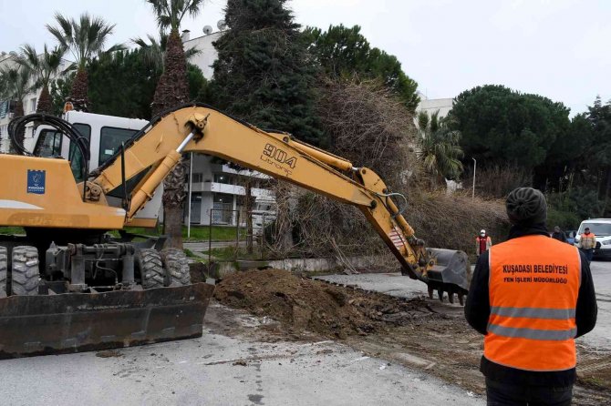 Kuşadası Belediyesi, Yol Yapım Çalışmalarına Ara Vermiyor
