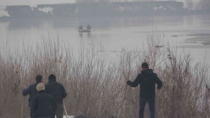 Karasu Nehri’ne Düşen Yağmur’u Arama Çalışmalarına 8. Günde De Ara Verildi