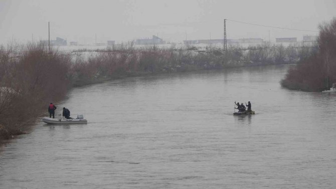 Karasu Nehri’ne Düşen Yağmur’u Arama Çalışmalarına 8. Günde De Ara Verildi