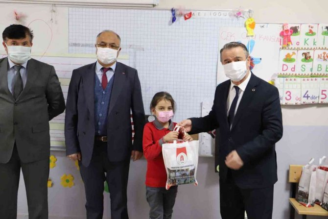 Rektör Elmacı İlkokul Öğrencileriyle Buluştu