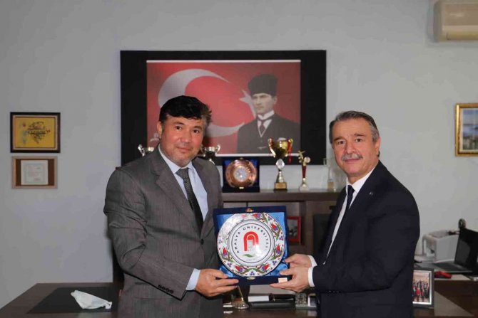 Rektör Elmacı İlkokul Öğrencileriyle Buluştu