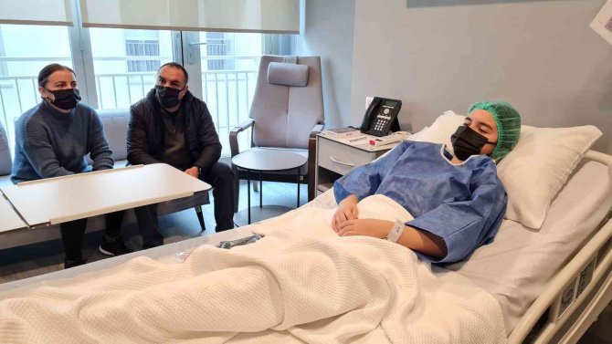 Özge’nin Koluna Suni Kemik Yerleştirildi