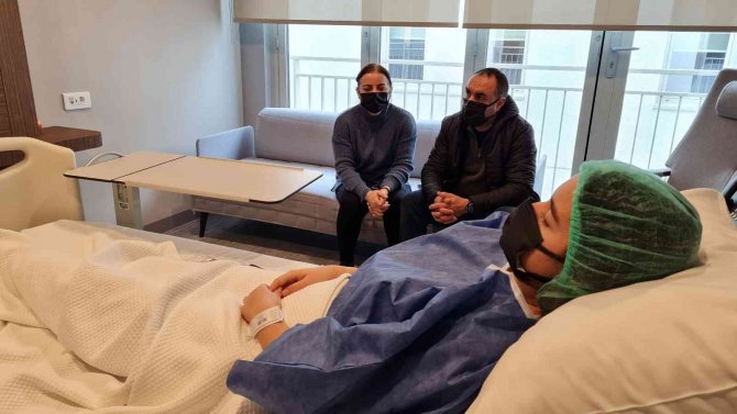 Özge’nin Koluna Suni Kemik Yerleştirildi