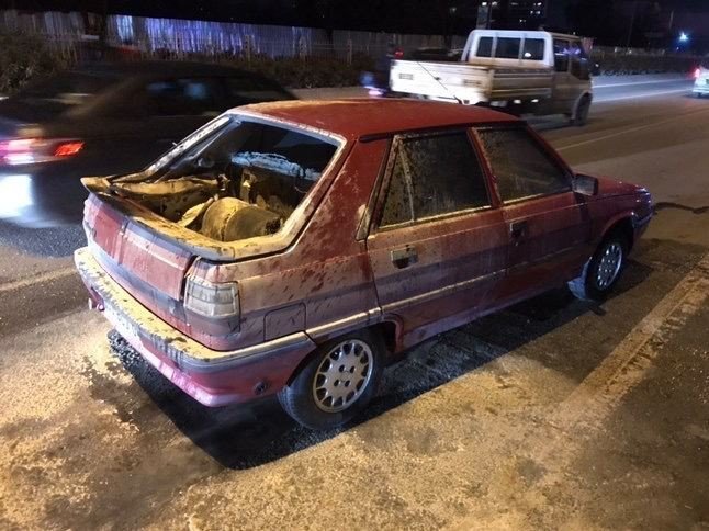 Seyir Halindeki Otomobilin Alev Alma Anı Kamerada
