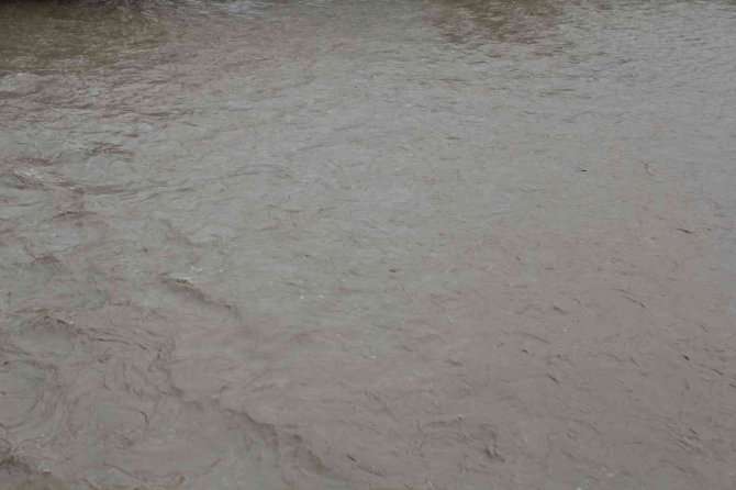 Yağmur Ve Eriyen Kar Akarsuları Coşturdu