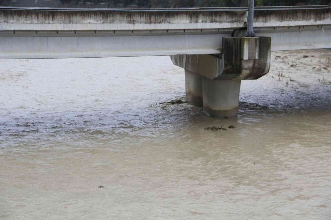 Yağmur Ve Eriyen Kar Akarsuları Coşturdu